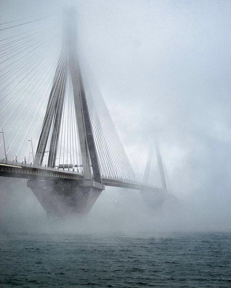 Όταν η γέφυρα Ρίου-Αντιρρίου χάνεται μέσα στην ομίχλη το θέαμα είναι μαγευτικό - Εικόνα 8
