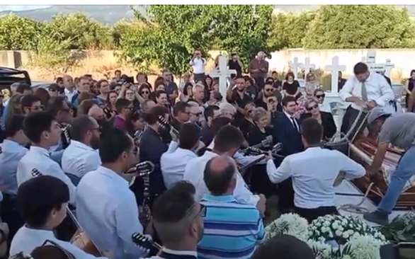 Πάτρα: Εκατοντάδες αποχαιρέτισαν το μαέστρο Θοδωρή Γεωργόπουλο 