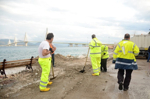 Πάτρα: Εργαζόμενοι του δήμου καθαρίζουν την παραλιακή σε Ρίο, Ακταίο, Αγιο Βασίλειο, Ψαθόπουργο (φωτο)