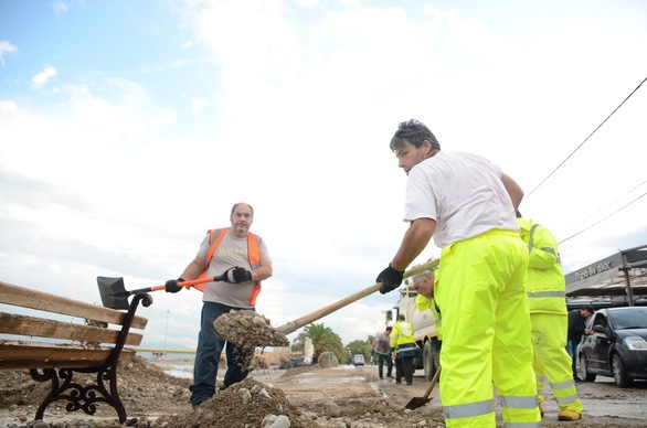 Πάτρα: Εργαζόμενοι του δήμου καθαρίζουν την παραλιακή σε Ρίο, Ακταίο, Αγιο Βασίλειο, Ψαθόπουργο (φωτο)