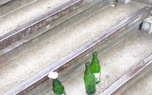 Πάτρα: Κουτάκια και μπουκάλια από μπύρες στις σκάλες της Αγίου Νικολάου (φωτο) 