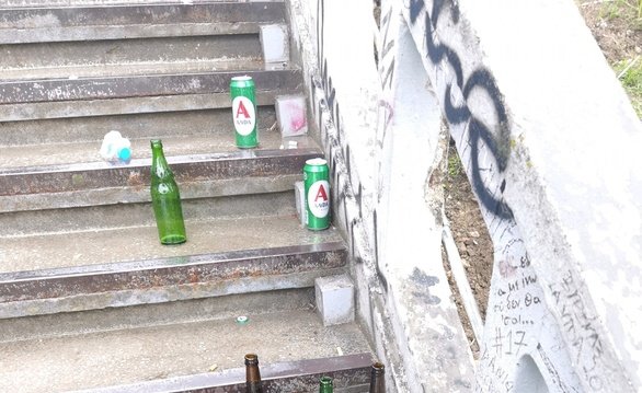 Πάτρα: Κουτάκια και μπουκάλια από μπύρες στις σκάλες της Αγίου Νικολάου (φωτο) 