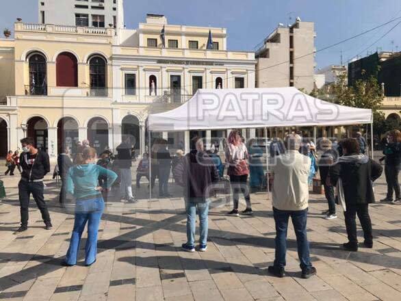 Πάτρα: Κόσμος και σήμερα στην πλατεία Γεωργίου για τα rapid test (φωτό)
