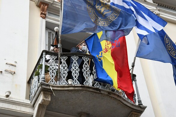 "Άρωμα" καρναβαλιού στο κέντρο της Πάτρας - Παραδόθηκε το λάβαρο στο Δημαρχείο (φωτο)