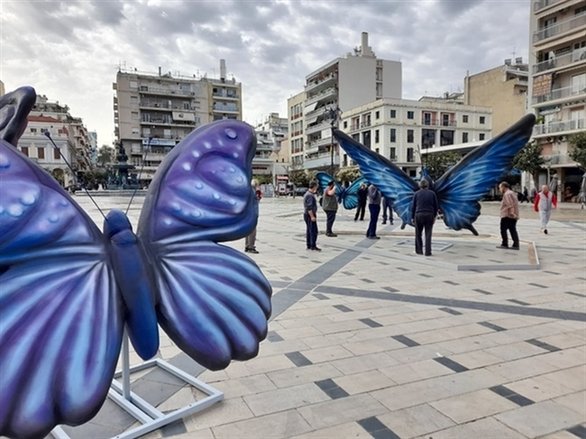 Έφτασαν οι πεταλούδες στην πλατεία Γεωργίου της Πάτρας 