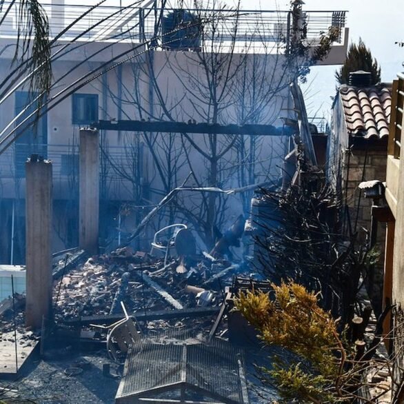 Πάτρα: Στάχτες και αποκαΐδια στα σπίτια που «αγκάλιασαν» οι φλόγες (φωτό)  