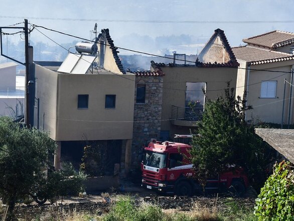 Πάτρα: Στάχτες και αποκαΐδια στα σπίτια που «αγκάλιασαν» οι φλόγες (φωτό)  